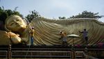 Umat Lintas Agama Ikut Mandikan Patung Buddha Tidur di Mojokerto