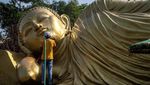 Umat Lintas Agama Ikut Mandikan Patung Buddha Tidur di Mojokerto