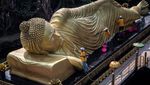 Umat Lintas Agama Ikut Mandikan Patung Buddha Tidur di Mojokerto