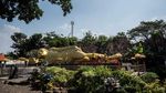 Umat Lintas Agama Ikut Mandikan Patung Buddha Tidur di Mojokerto