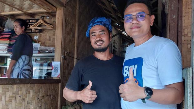 Manajer Bisnis Konsumer Adysta Aprianto dari BRI Lebak dan Amir pelaku UMKM Baduy (Istimewa).