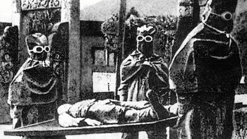 Unit 731: Sepanjang 1930-an dan 1940-an, militer Jepang melakukan pengujian medis dan senjata terhadap warga sipil, sebagian besar di China. Dipimpin Jenderal Shiro Ishii, dokter utama di Unit 731 itu, jumlah korban tewas akibat eksperimen brutal ini tidak diketahui, tapi sebanyak 200.000 orang mungkin meninggal. Banyak penyakit dipelajari untuk menentukan potensi penggunaannya dalam peperangan. Di antaranya antraks, disentri, tipus, paratifoid, dan kolera. Banyak kekejaman dilakukan termasuk menginfeksi sumur dengan kolera dan tifus serta menyebar kutu yang terserang wabah ke seluruh kota di China. Foto: Live Science