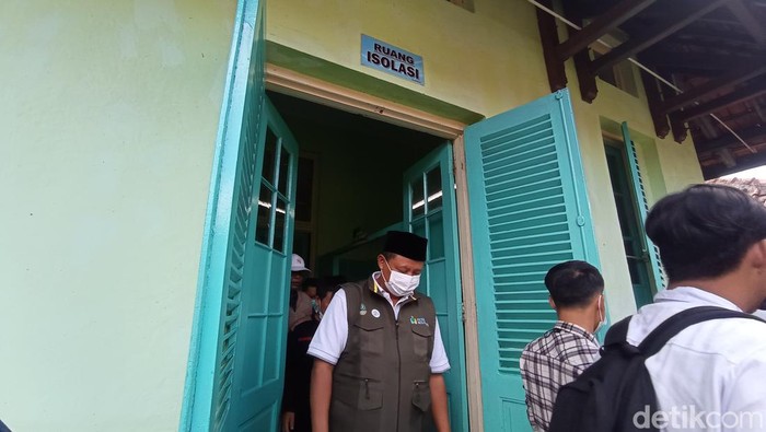 Wakil Gubernur Jawa Barat Uu Ruzhanul Ulum saat menjenguk santri korban terserempet moge, Rabu (31/5/2023).