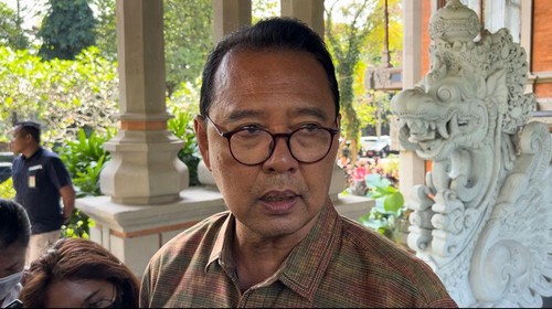Wakil Ketua Perhimpunan Hotel dan Restoran Indonesia (PHRI) Bali I Gusti Ngurah Rai Suryawijaya setelah menghadiri rapat koordinasi di Kantor Gubernur Bali, Rabu (31/5/2023).