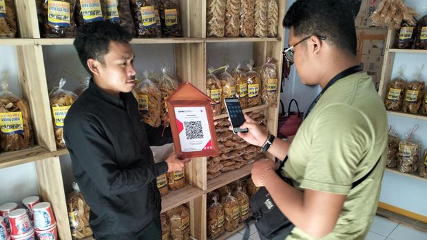 Warga Baduy melayani wisatawan menggunakan QRIS BRI (Foto: Bahtiar Rifai/Detikcom)