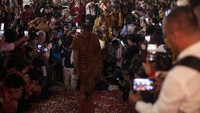 Sepanjang jalan yang dilalui, warga tumplek blek menyambut rombongan biksu hingga di Kelenteng Liong Hok Bio Magelang yang menjadi persinggahan terakhir. (Aditya Irawan/NurPhoto via Getty Images)