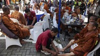 Namun, rombongan itu ternyata baru tiba di Kelenteng Liong Hok Bio Magelang pada pukul 17.50 WIB. Setelah sampai di kelenteng, umat Buddha yang hadir di kelenteng lantas membasuh kaki biksu. (Aditya Irawan/NurPhoto via Getty Images)