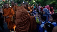 Pantauan detikJateng, warga berbondong-bondong berjajar di sepanjang jalan yang lalu sejak sore hari. Sedianya para biksu dari Thailand itu dijadwalkan memasuki Kelenteng Liong Hok Bio Magelang diperkirakan pukul 15.00 sampai 16.00 WIB. (Aditya Irawan/NurPhoto via Getty Images)