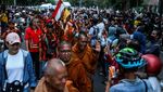 Warga Magelang Tumpah Ruah Sambut Kedatangan Biksu Thudong