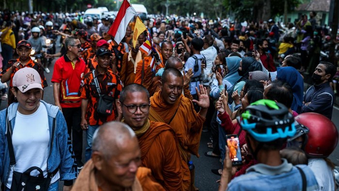 Warga Magelang Tumpah Ruah Sambut Kedatangan Biksu Thudong MAGELANG, INDONESIA - MAY 30: Buddhist monks walk along a road during a religious journey in Magelang, Central Java, Indonesia. 32 monks from Thailand, Malaysia, Singapore and Indonesia on May 30, 2023. started their journey of more than 2000 km from a monastery in Nakhon Sri Thammarat Province, Thailand at the end of March to Borobudur Temple located in central Java, Indonesia to welcome Vesak which falls on Sunday, 4 June 2023. Dhutanga (Known in Thai as 'Thudong') is a ritual journey of the monks who walk thousands of kilometers. This ritual is a tradition that aims to train the monks' patience because Buddha taught that patience is the highest dhamma practice. Dhamma is a teaching that contains moral and philosophical guidelines that lead humans to happiness. (Photo by Garry Lotulung/Anadolu Agency via Getty Images)