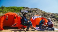 Sekelompok warga dari infodepok_id menggelar tenda di area tempat pembuangan akhir (TPA) Cipayung, Depok, Jawa Barat.