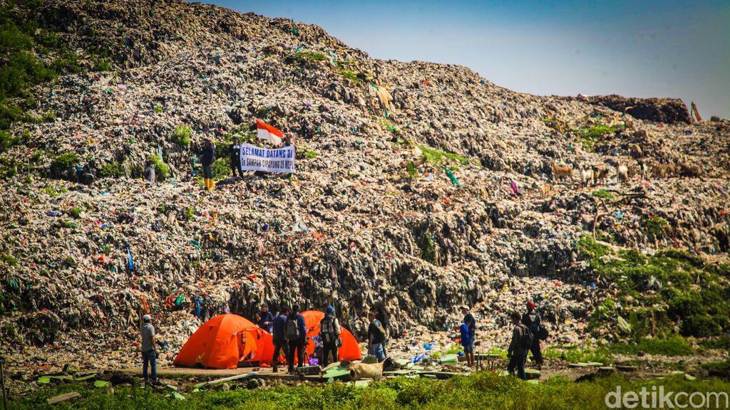Sejumlah warga menggelar tenda untuk 'ngecamp' di TPA Cipayung, Depok, Jawa Barat. Aksi ini dilakukan sebagai bentuk kritikan karena warga yang terdampak bau busuk sampah di TPA.