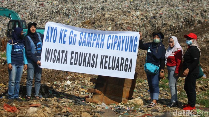 Sejumlah warga menggelar tenda untuk 'ngecamp' di TPA Cipayung, Depok, Jawa Barat. Aksi ini dilakukan sebagai bentuk kritikan karena warga yang terdampak bau busuk sampah di TPA.