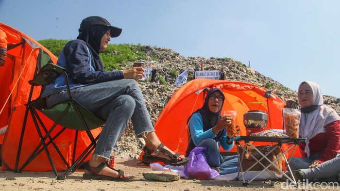 Warga Santuy 'Ngecamp' di TPA Cipayung Depok, Ada Apa? Sejumlah warga menggelar tenda untuk 'ngecamp' di TPA Cipayung, Depok, Jawa Barat. Aksi ini dilakukan sebagai bentuk kritikan karena warga yang terdampak bau busuk sampah di TPA.