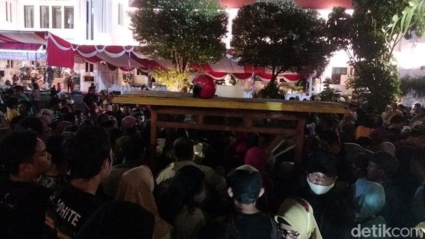 Warga Surabaya kulineran gratis di Taman Surya pada Puncak HJKS ke-730.
