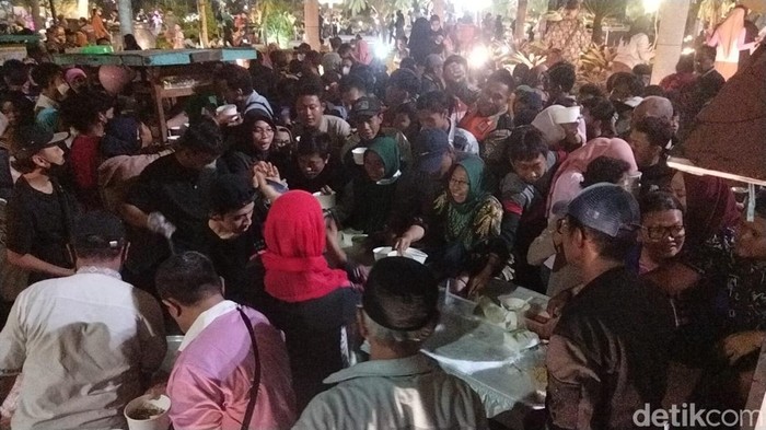 Warga Surabaya kulineran gratis di Taman Surya pada Puncak HJKS ke-730.