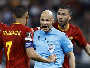 3 Keputusan Kontroversial Anthony Taylor, Bikin Mourinho Ngamuk?