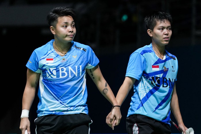 KUALA LUMPUR, MALAYSIA - JANUARY 14: Apriyani Rahayu (L) and Siti Fadia Silva Ramadhanti of Indonesia react in the Womens Doubles Semi Finals match against Chen Qingchen and Jia Yifan of China on day five of PETRONAS Malaysia Open at Axiata Arena on January 14, 2023 in Kuala Lumpur, Malaysia. (Photo by Shi Tang/Getty Images)