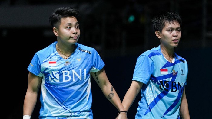 KUALA LUMPUR, MALAYSIA - JANUARY 14: Apriyani Rahayu (L) and Siti Fadia Silva Ramadhanti of Indonesia react in the Womens Doubles Semi Finals match against Chen Qingchen and Jia Yifan of China on day five of PETRONAS Malaysia Open at Axiata Arena on January 14, 2023 in Kuala Lumpur, Malaysia. (Photo by Shi Tang/Getty Images)