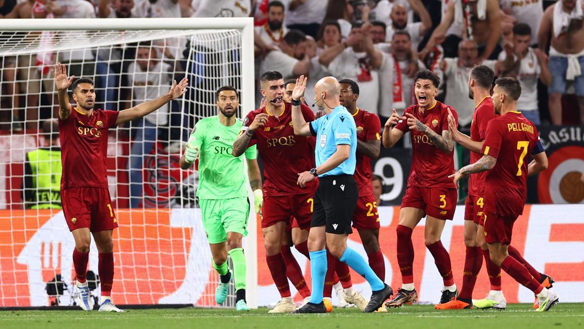 Wasit Anthony Taylor mendapatkan protes dari pemain AS Roma saat tak menghukum handball pemain Sevilla. (Foto: Getty Images/Chris Brunskill/Fantasista)