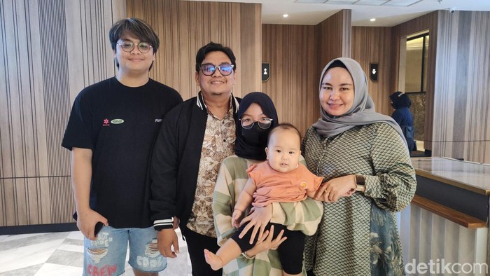 Awalnya menyanggah, sepasang suami istri akhirnya mengalah, menyetujui ketetapan hati sang anak berkarir di esports sebagai pemain profesional. Keputusan yang mereka ambil membuahkan hasil. Kini anaknya menjadi pro player Mobile Legends yang sukses.