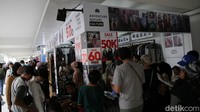 Produk yang dijual di pameran tersebut banyak yang banjir diskon. 