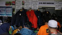 Pengunjung memilih produk-produk pakaian luar ruang yang ditawarkan salah satu produsen lokal di Pameran Indonesia Outdoor Festival (Indofest) 2023 di Istora Senayan, Jakarta, Kamis (1/6/2023).