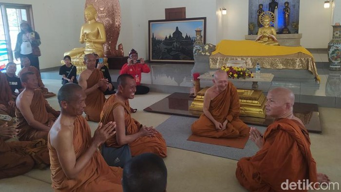 Bhante Pannavaro saat menemui para biksu thudong yang berkunjung di Vihara Mendut, Kamis (1/6/2023).