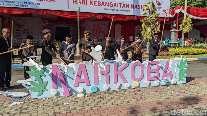 BNN Tulungagung gencar melakukan upaya pencegahan penyalahgunaan narkoba di lingkungan sekolah. Salah satunya dengan tes urine.