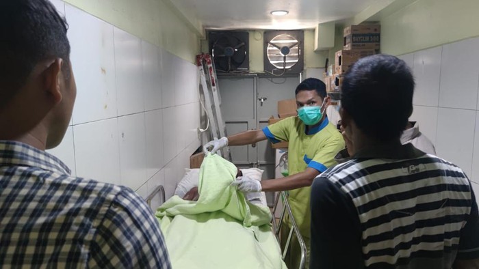 Buruh tertimpa semen saat menjalani perawatan di rumah sakit. (Foto: Dok. Polres Sibolga)
