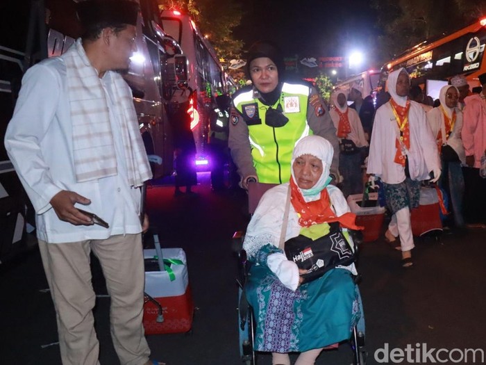 Calon jemaah haji asal Bojonegoro berkursi roda