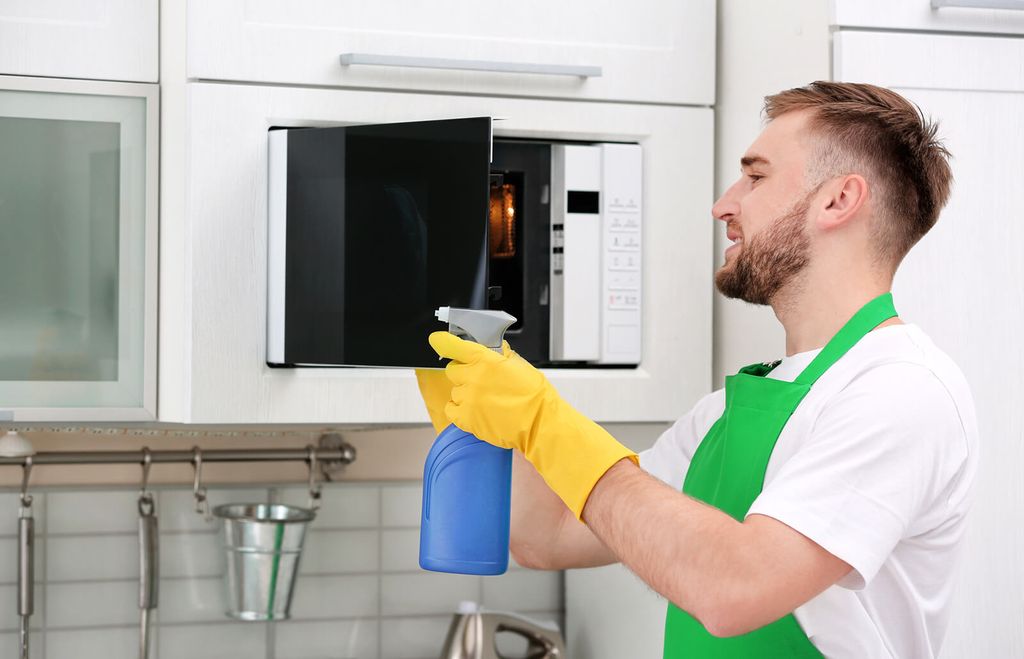 Catat! 5 Kesalahan Paling Sering Dilakukan Saat Membersihkan Microwave