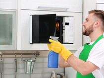 7 Langkah Mudah Bersihkan Microwave di Dapur