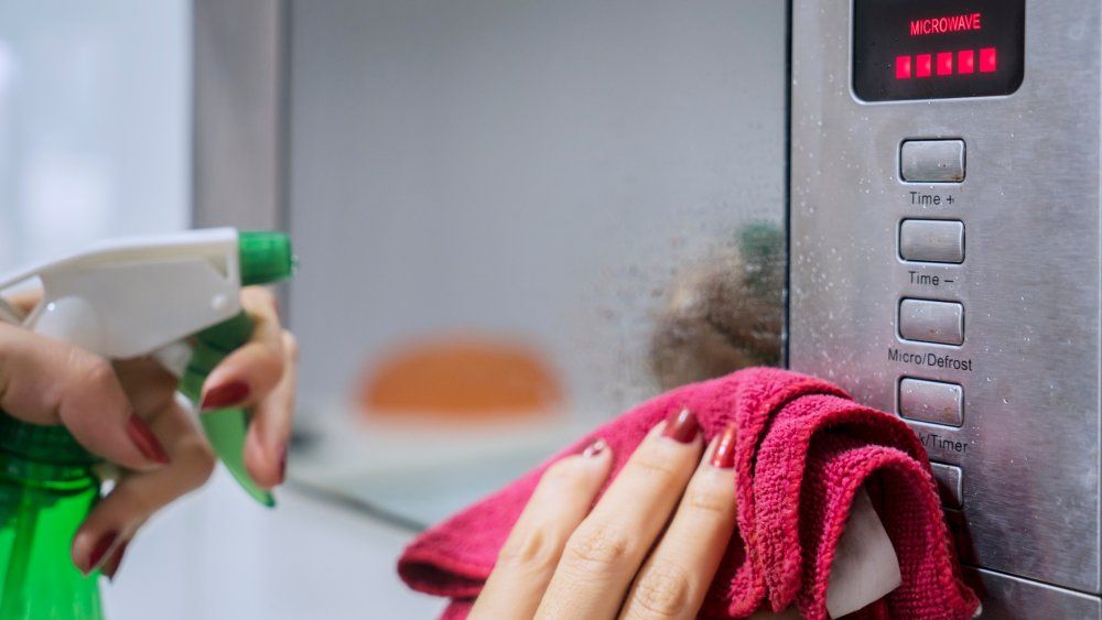 Catat! 5 Kesalahan Paling Sering Dilakukan Saat Membersihkan Microwave
