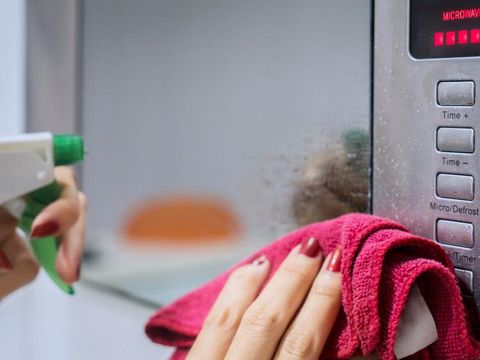 Catat! 5 Kesalahan Paling Sering Dilakukan Saat Membersihkan Microwave