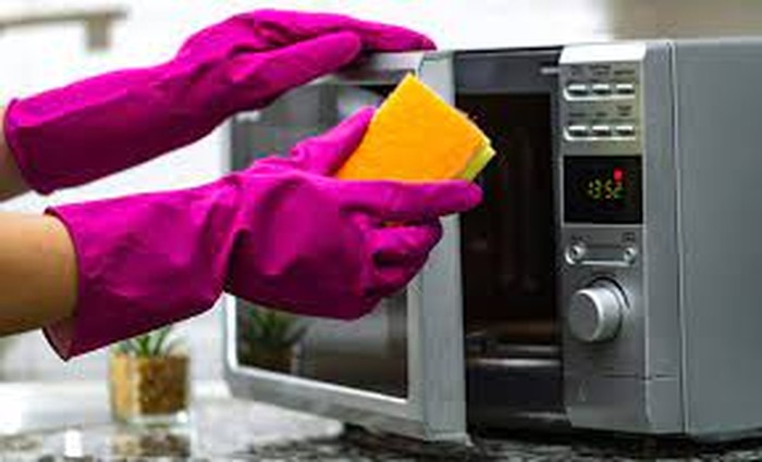 Catat! 5 Kesalahan Paling Sering Dilakukan Saat Membersihkan Microwave