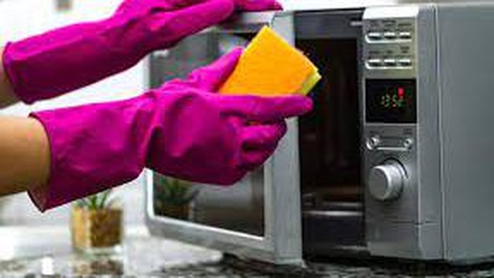 Catat! 5 Kesalahan Paling Sering Dilakukan Saat Membersihkan Microwave