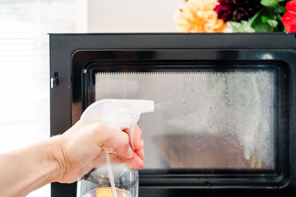 Catat! 5 Kesalahan Paling Sering Dilakukan Saat Membersihkan Microwave