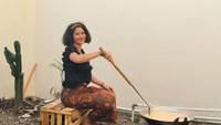 Saat berjualan pun ia masih mengenakan atribut fashion favoritnya. Bukan karena niat tampil, melainkan karena sehari-hari Sonya memang berpakaian seperti itu. Foto: dokumentasi pribadi Sonya  