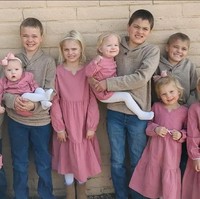 Keluarga asal New Mexico ini tinggal di peternakan seluas 12 hektar bersama 140 hewan mulai dari babi, domba, anjing dan ayam. Foto: Instagram/@littlehouseinthehighdesert