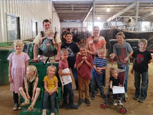 Awalnya Courtney dan Chris hanya berencana punya 10 anak. Namun akhirnya mereka memutuskan untuk menambah hingga 12. Foto: Instagram/@littlehouseinthehighdesert