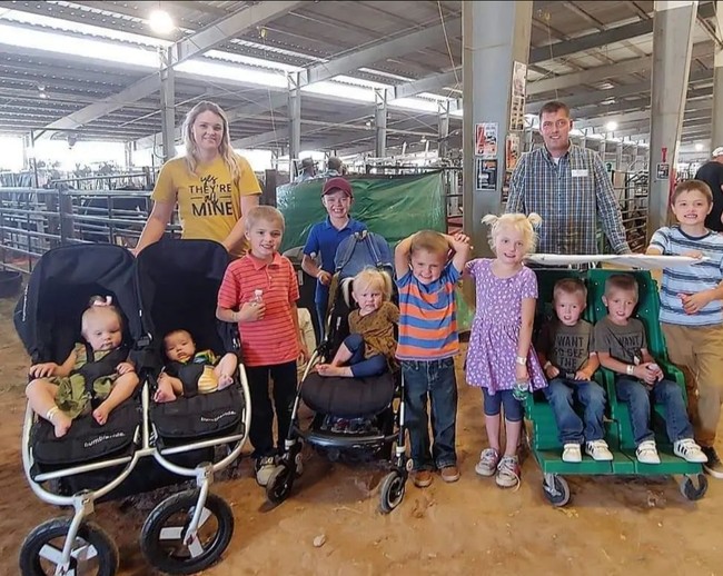 Mengurus 12 anak dan suami sendirian tentu menjadi tantangan berat bagi Courtney. Namun dia mengaku menikmatinya dan memandang kehidupannya sangat spesial. “Ini benar-benar terasa spesial,” ujarnya, seperti dikutip dari Daily Mail. Foto: Instagram/@littlehouseinthehighdesert