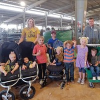 Mengurus 12 anak dan suami sendirian tentu menjadi tantangan berat bagi Courtney. Namun dia mengaku menikmatinya dan memandang kehidupannya sangat spesial. “Ini benar-benar terasa spesial,” ujarnya, seperti dikutip dari Daily Mail. Foto: Instagram/@littlehouseinthehighdesert