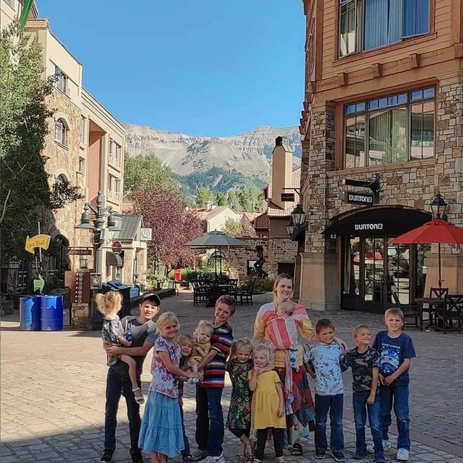 Untuk menghemat pengeluaran, Courtney memberlakukan sejumlah peraturan. Dia melarang pembelian barang-barang mewah dan hanya membelikan anak-anaknya kebutuhan pokok. Foto: Instagram/@littlehouseinthehighdesert