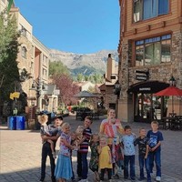 Untuk menghemat pengeluaran, Courtney memberlakukan sejumlah peraturan. Dia melarang pembelian barang-barang mewah dan hanya membelikan anak-anaknya kebutuhan pokok. Foto: Instagram/@littlehouseinthehighdesert