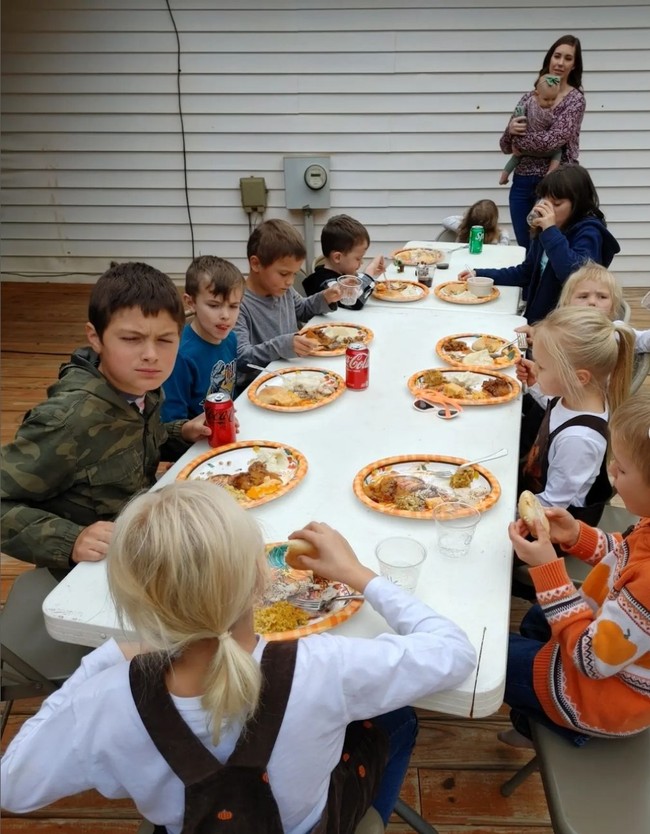 Setiap minggunya keluarga Courtney bisa menghabiskan 10 galon susu. Mereka juga menghabiskan 80 popok sekali pakai per bulan. Foto: Instagram/@littlehouseinthehighdesert