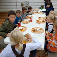 Setiap minggunya keluarga Courtney bisa menghabiskan 10 galon susu. Mereka juga menghabiskan 80 popok sekali pakai per bulan. Foto: Instagram/@littlehouseinthehighdesert