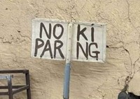 Desain nyeleneh yang susah dibaca
