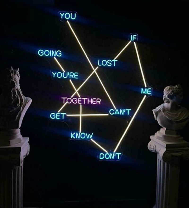 Desain nyeleneh yang susah dibaca