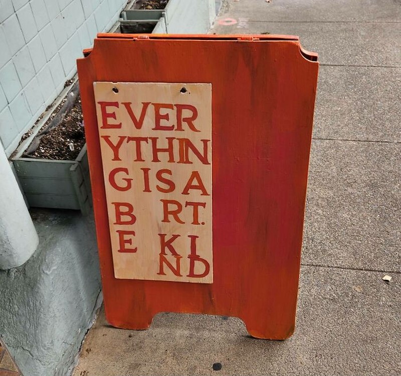 Desain nyeleneh yang susah dibaca